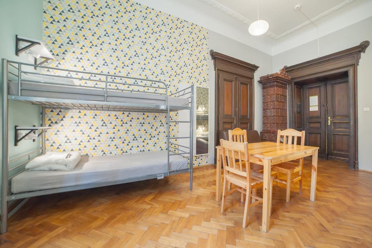 Dizzy Daisy Hostel *